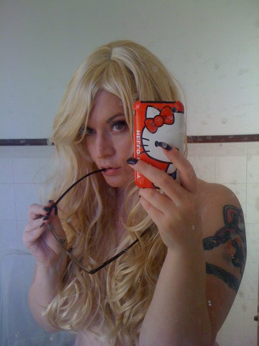 #MirrorMonday nothing on but my long blonde hair! http://t.co/rCaNAupxXz<a href="/tag/mirrormonday"class="tags">#MirrorMonday</a>