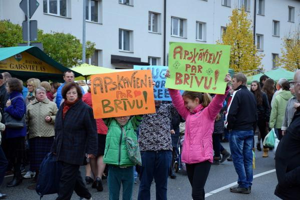 ValmierasZinas's tweet photo. Video: Apskāvieni par brīvu http://t.co/dchCmIgbfT @Info_Jauniesiem http://t.co/HCroNvkYDw