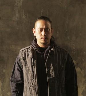 MallMovie's tweet photo. "I tend to be drawn to the darkness." @KoreaTimes &amp; @JoeHahnLP sit down to discuss #MallMovie. http://t.co/yMoUWoGs46 http://t.co/LQ1yzrEYzp