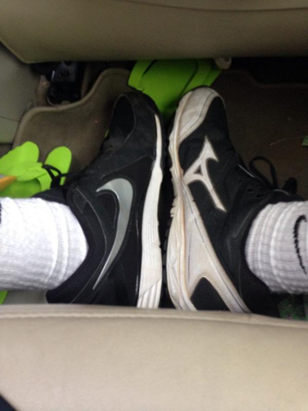 CamVan__'s tweet photo. when you're rushing out of the house and you accidentally grab 2 different shoes for the gym #GrindProblems http://t.co/rGoqowOZmJ