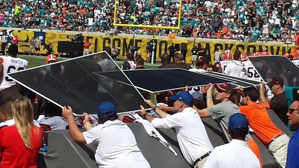 Boitonious's tweet image. Hi of 78° and the Brownns couldn't handle it #screengate. Charlie Christ's idea #fangate