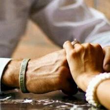 آحببتك لست آدري ما الذي شدني بك ولكن وجدت بجانبک عالم جعلني اتنفس ب إرتياح ~