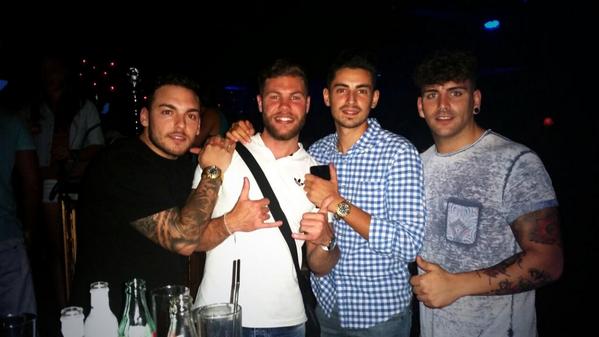 alvaroguty1's tweet photo. Con una panda de gaysss en bandalay @Josemajimenez_ #gallo #alvaro http://t.co/spZirXnrTr