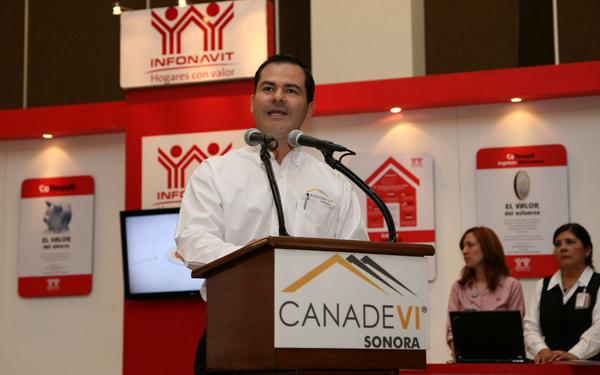CanadeviSonora1's tweet photo. Presidente @sonoracanadevi @ryanezn dirigiendo su mensaje en #Expocasacanadevisonora2014 @jfabusaid @MaloroAcosta http://t.co/UuVGerF6VV
