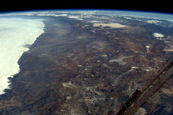 marcelapazq's tweet photo. Chile desde el espacio "@Astro_Alex: The only word I have for the Chilean landscape is "majestic". #BlueDot #Chile http://t.co/tA2aoFuSmm"