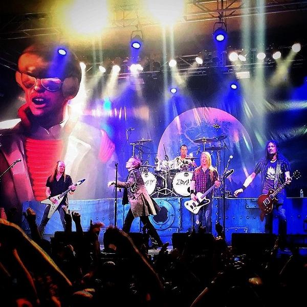 euskogram's tweet photo. Aitor (@tormagoa) disfrutó de un buen concierto el sábado, y sacó un fotón que compartimos hoy con vosotros. Gabon! http://t.co/itpMNI4JaN