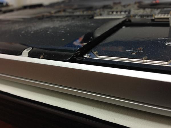 macwork_ec's tweet image. Limpieza y cambio de bateria #Macbook 17 pulgadas modelo 2009