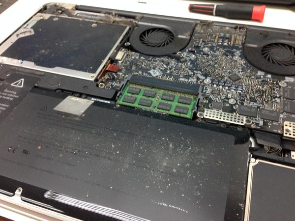 macwork_ec's tweet image. Limpieza y cambio de bateria #Macbook 17 pulgadas modelo 2009