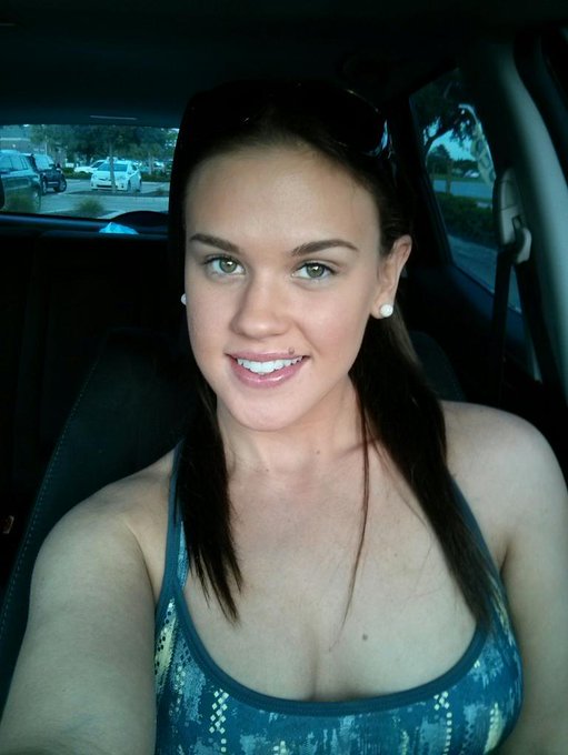 Hello :-) leaving the gym sore and tight! Back and biceps today.. Rawr!  #nomakeup #nofilter #kisses<a href="/tag/nofilter"class="tags"><span>#nofilter</span></a><a href="/tag/nomakeup"class="tags"><span>#nomakeup</span></a><a href="/tag/kisses"class="tags"><span>#kisses</span></a>