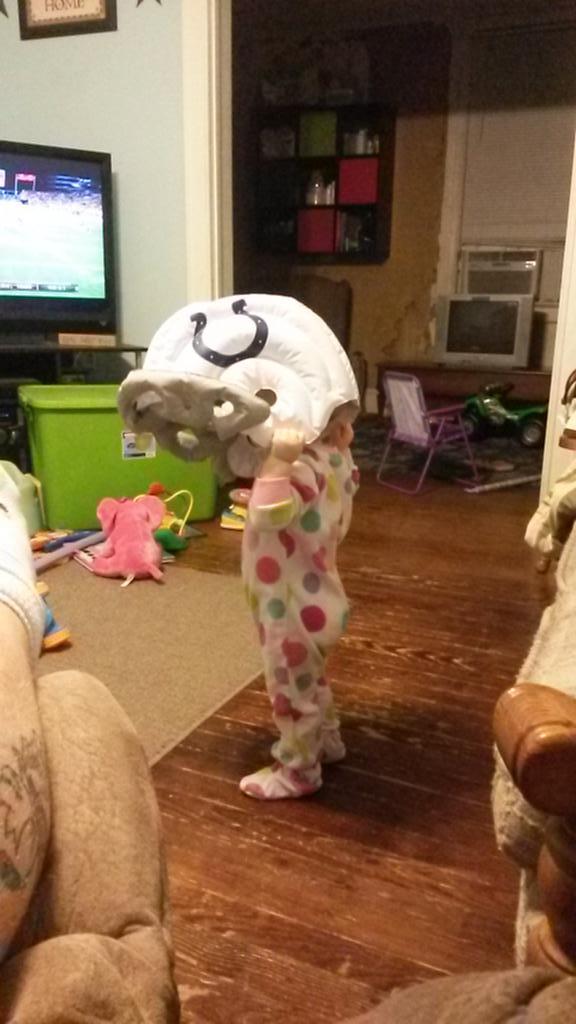 bravecolt's tweet photo. Kenzie's ready for gameday already and its only Monday. Guess I've done something right raising her so far #ColtsFam http://t.co/wY3z5b9IWt