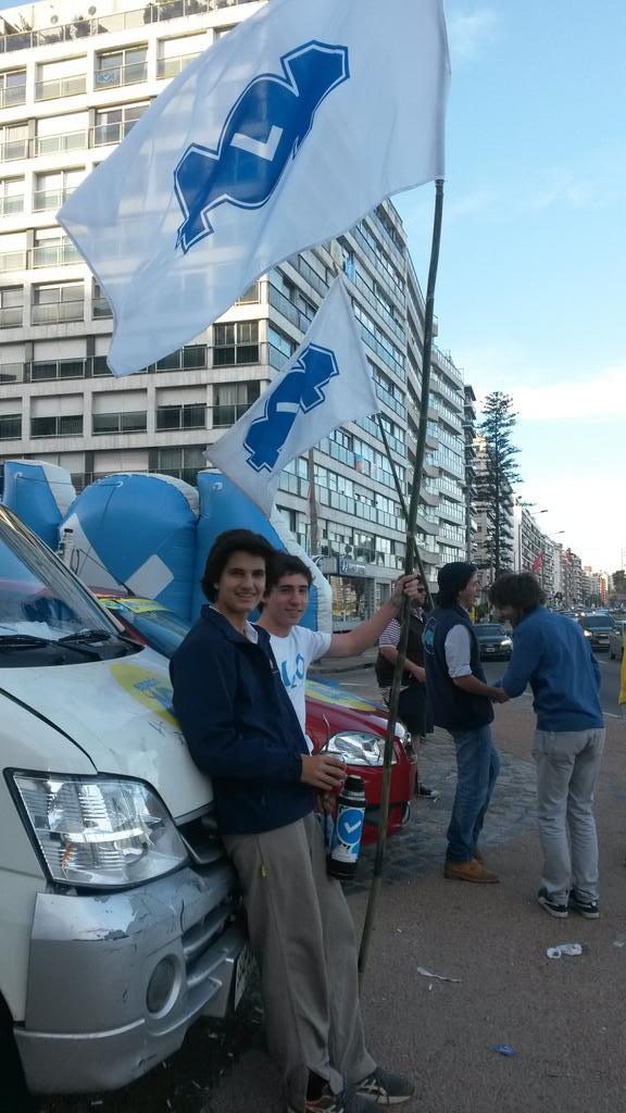 ArtuHeber's tweet photo. La 404 no para.#LaListaDeLacallePou @MartinLema404 @jovenes292 @jovenes404 @SenadorSaravia  @santirojoo @faculapente http://t.co/5qU2KNizsp