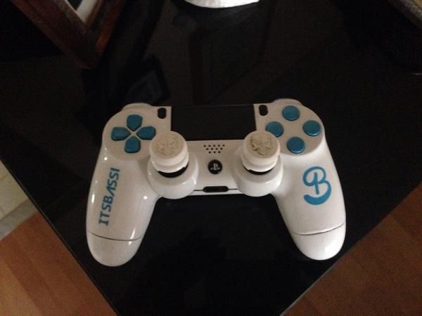 ItsBassi's tweet photo. New and improved thanks to @SootheCustoms :) also already rocking the Phantom's from @KontrolFreek http://t.co/hNi6S3A90y