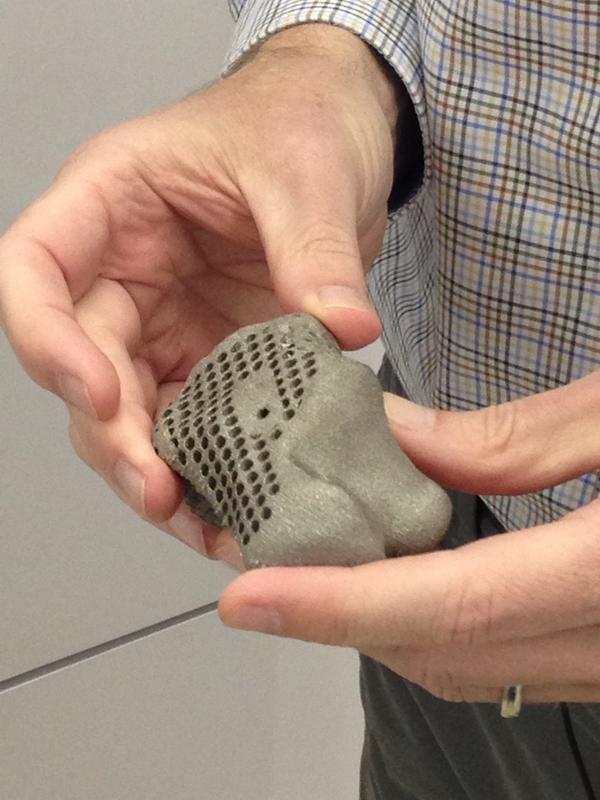 EmilyRice28's tweet photo. A 3D printer used by Melb doctors and CSIRO to create a new titanium heel for a cancer patient. Amazing http://t.co/DIEL0YnWtX