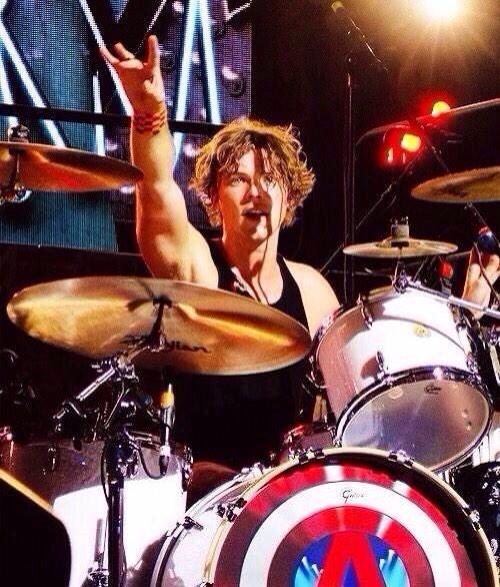 <a href="/collegeavril/">avril lavigne</a> twins