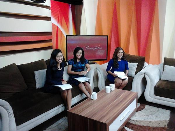 pgsoft169eoi's tweet photo. @purianindita @leakecil dan @rizqianiputri siap menyegarkan pagi anda dengan beragam informasi terbaru http://t.co/7LgPEdf6FJ