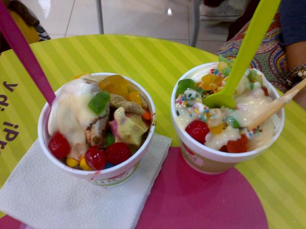 camilita1922's tweet photo. Los mejores helados @Natha_gd @alejandro240513 @BrunooPeerg @EfectoOpticoEs http://t.co/Z4eN448dGr