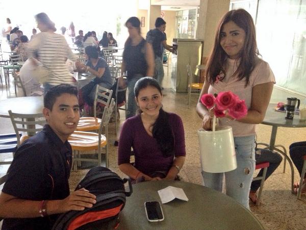 LA_UJAP's tweet photo. Nuestros estudiantes colaborando con la compra de rosas en apoyo a @FUNCAMAMA  #PotazoRosa http://t.co/FXWfCP7Cwj