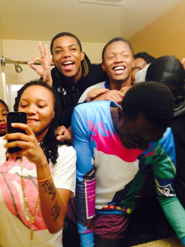 AyooMoneyyy's tweet photo. Niggas was frying everybody was tryna get in the flick 😂 ⛽🅰🆖 💩 mane 😂😂 http://t.co/KK5TsTJrgQ