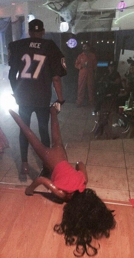 FunnyPicsDepot's tweet photo. THIS GUYS HALLOWEEN COSTUME LMAO http://t.co/Qauh5mDVl1