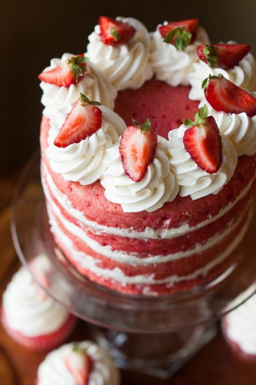 DamnFoodPorn's tweet photo. Strawberries and Cream Cake ' http://t.co/T98tViHGo4