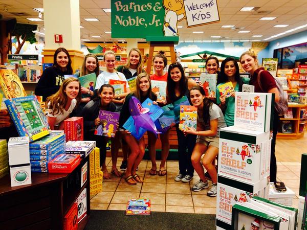 PhiMu_FSU's tweet photo. Phi Mu 💗 the Kids! #NationalPhilanthropyDay #PhimuServes #PhiMuFSU #PhiMuMonday http://t.co/TftqYH9Ywo