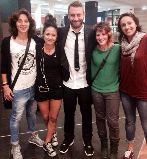 ResRomaCalcioFe's tweet photo. Le nostre ragazze con #DDR #Morra #Nainggolan #Marzi #Valetto #DajeRoma #comeannamo #Roma http://t.co/zj3uLKtVe9