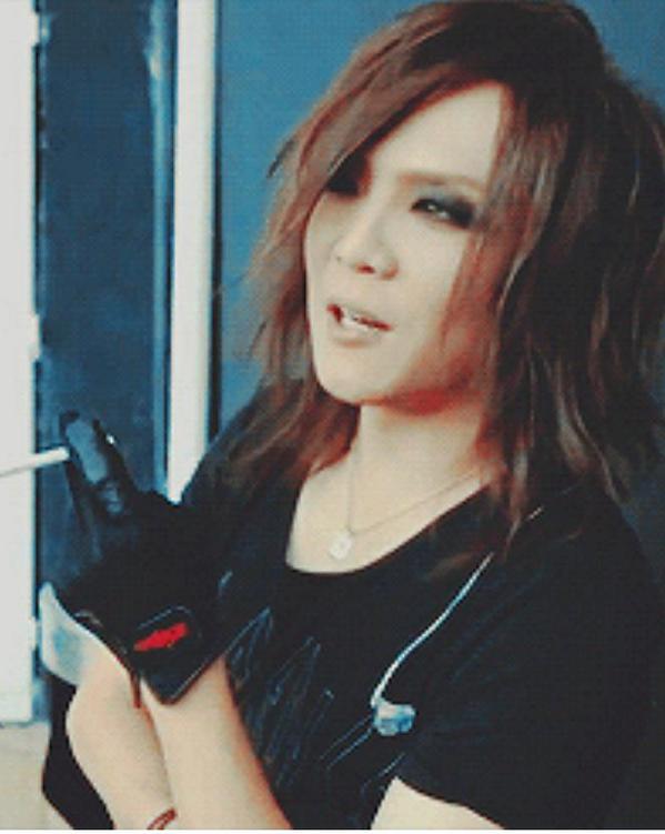 theGazettEMX's tweet photo. #WT13 KAI fumando antes del live México 6/09/2013. ©to-dazzlingdarkness.
Vía: missverypink.tumblr. TGMST Staff LOBOS. http://t.co/tYqqdzZwvu