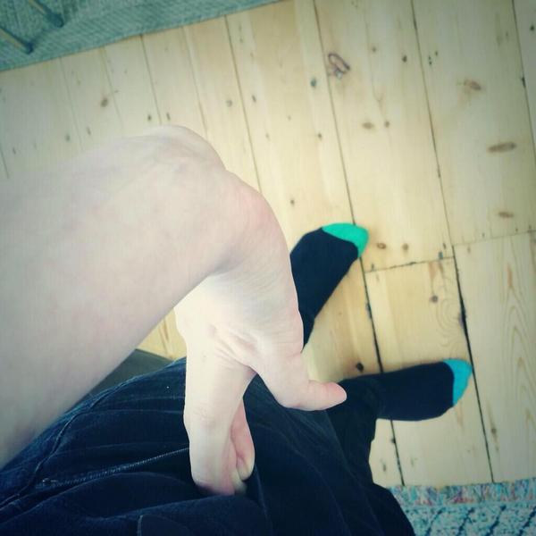 AmczingPhillip's tweet photo. DIL DOES THE HAND THING I DO http://t.co/rcAcXYDT0W