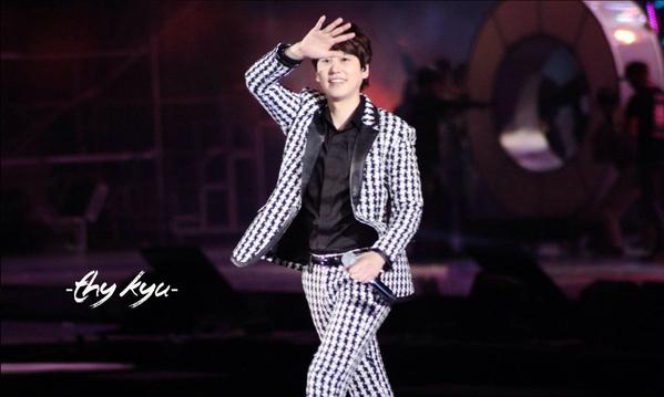 4KYUINA's tweet photo. [HD] 141018 SMTown Live in Shanghai - Kyuhyun~ah http://t.co/54Dz5b1fIk [©logo | V.kikiikyu] •KK•