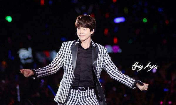 4KYUINA's tweet photo. [HD] 141018 SMTown Live in Shanghai - Kyuhyun~ah http://t.co/54Dz5b1fIk [©logo | V.kikiikyu] •KK•