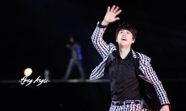 4KYUINA's tweet photo. [HD] 141018 SMTown Live in Shanghai - Kyuhyun~ah http://t.co/54Dz5b1fIk [©logo | V.kikiikyu] •KK•