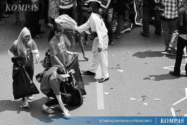 hariankompas's tweet photo. Warga Ikut Punguti Sampah #IndonesiaBaru #KompasFoto #Hal26 http://t.co/sUWYoa6jR8