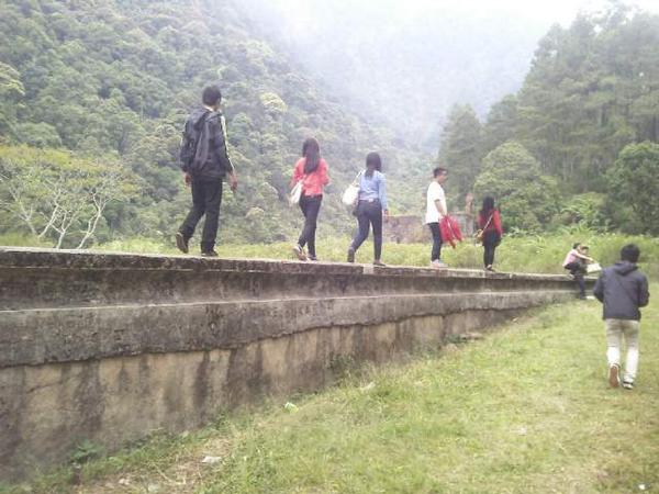AKRAB01's tweet photo. Berjalan di pinggiran kolam cinta♥. Yuhuuuuu http://t.co/DrBLtbU9qn