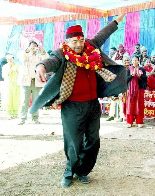 amritna's tweet image. आफू भने यसरी नाँच्ने ।
जनता रम्दा प्रहरी लगाउँने ।
यसलाई भन्छन् &apos;सर्वहारा सामन्ती&apos; ।