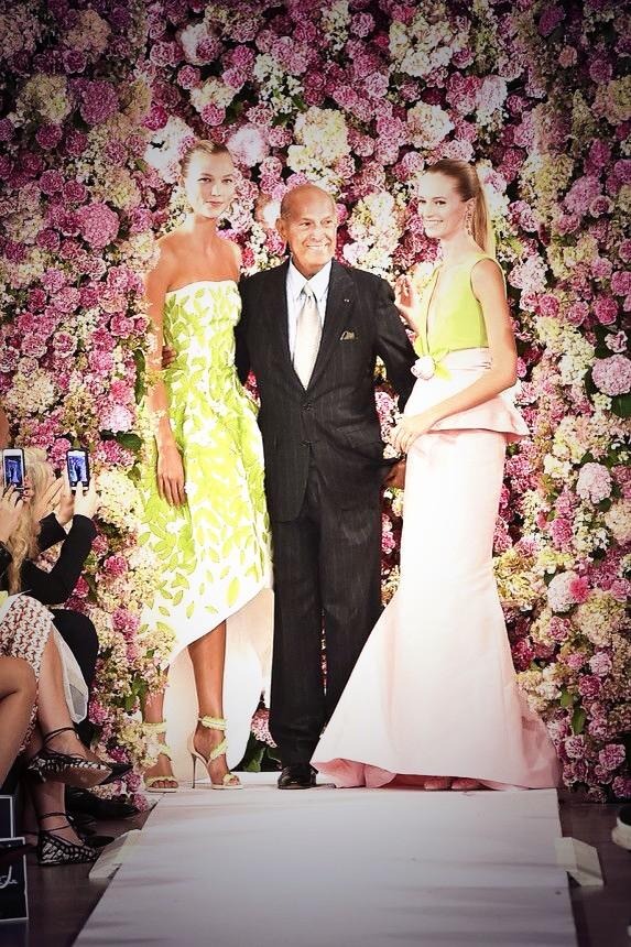 VivalaModamx's tweet image. &quot;Walk like you have three men walking behind you&quot; - Óscar de la Renta                 RIP 1932-2014