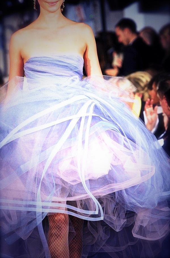 VivalaModamx's tweet image. &quot;Walk like you have three men walking behind you&quot; - Óscar de la Renta                 RIP 1932-2014