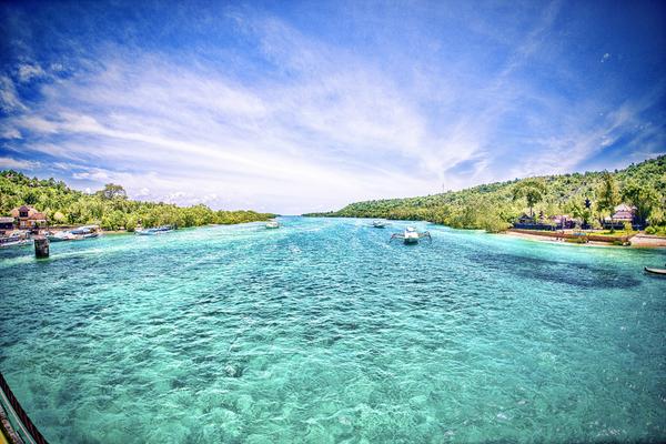 sundayfundayz's tweet photo. Between two islands in Indonesia http://t.co/5ftUND6CPm