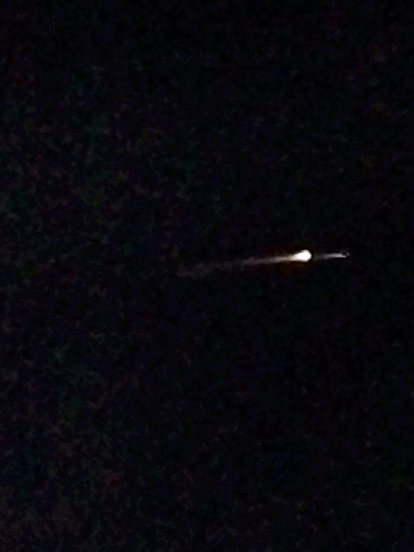 Ro_syLima's tweet photo. @NataliaMudaCuca Também vi estou em Beberibe  na praia e vi qnd caiu no mar em frente de casa ficou bem grande😳 http://t.co/z7PLGj48HS