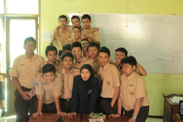 kue_cape's tweet photo. @X2Relative rame wae,biar akeh ngomonge,tpi kelas pling kreatif :v ,,eh tibake enek pejuang kelinci :3 http://t.co/gWB4X08zAV