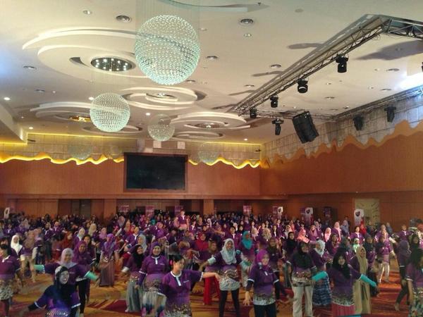 ABernanda's tweet photo. @PrenagenWorld 
PRENAGEN sebagai Pilihan No. 1 jutaan Ibu di Indonesia dengan bangga mempersembahkan. #PPEJjakarta http://t.co/wMJRtxsEm5