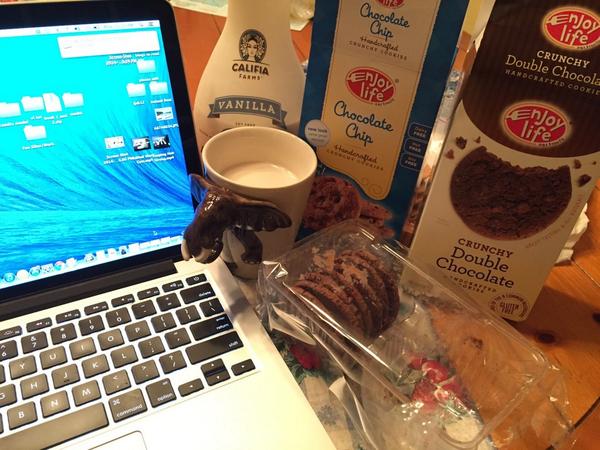 CassandraBank's tweet photo. Latenight cookies milk & work grind!πͺ#work2014 #glutenfree #soyfree #vegan #nongmomonth @enjoylifefoods @CalifiaFarms http://t.co/e5yPSUq5fR