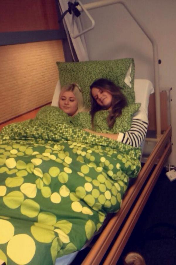 ElienvanLoosen's tweet photo. Wat wij doen op school😴😂 http://t.co/RMq8onWj6X
