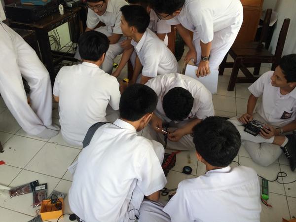 Teksound's tweet photo. Ini proses hari pertama pengerjaan : pemasangan motor dan perakitan rangka http://t.co/WsgBxDKpvw