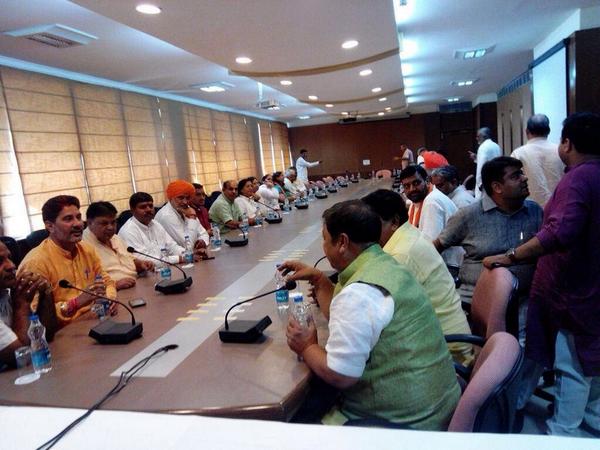 Meeting of #Haryana BJP MLAs starts at Chandigarh. CM will b decided shortly.