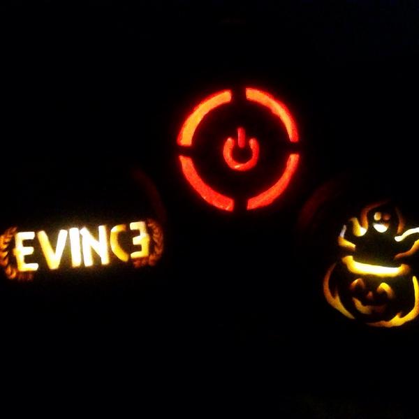DeezySi09's tweet photo. Fun today carving pumpkins #evince #teamevince #ringofdeath #xbox #scaryghost http://t.co/XHDhKczC72