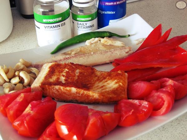 AlexxAlbulescu's tweet photo. Breakfast @MyproteinRo 
#goodfats
#freshveggies
#dailyvitamins
#enzymes http://t.co/HROPK30mq0