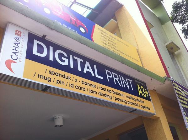33Cahaya's tweet photo. contoh neon box , ini tempat kita yang ada di ciracas. :) http://t.co/kboPF42jOy