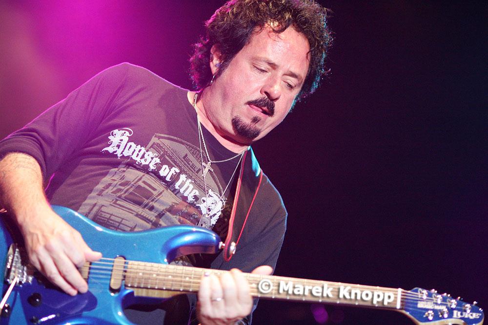 Happy 57th Birthday, Steve Lukather (Toto). 