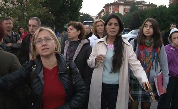 cnnturk's tweet photo. Validebağ'da semt sakinleri direniyor: "Yönetici arabanın içinden beni saçlarımdan sürükledi" http://t.co/VLOh8eniCv http://t.co/cDf3rR1Nlp