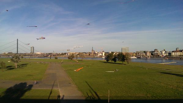 ctsonsol's tweet image. Luftmonster über dem Rhein #Düsseldorf #Spätherbst